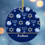 Cute Hanukkah Pattern Blue Monogram Holiday Keramisch Ornament<br><div class="desc">Het mooie ornament Hanukkah in het  blauw met een cool patroon van de joodse ster,  droomd voor leuke Chanoekamspelen en de joodse menorah voor de vakantie.</div>