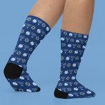 Cute Hanukkah Pattern Sokken<br><div class="desc">Mooie Hanukkah sokt in  blauw met een cool patroon van de joodse ster,  droomd voor leuke Chanoekamspelen en de joodse menorah voor de vakantie.</div>