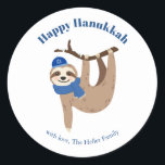 Cute Hanukkah Sloth Ronde Sticker<br><div class="desc">Schattige Chanoeka luiaard gepersonaliseerd ontwerp.</div>