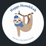 Cute Hanukkah Sloth Ronde Sticker<br><div class="desc">Schattige Chanoeka luiaard gepersonaliseerd ontwerp.</div>