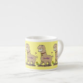 Cute happy alpaca met vlinder cartoon espresso kop (Voorkant rechts)