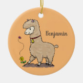 Cute happy alpaca met vlinder cartoon keramisch ornament (Voorkant)