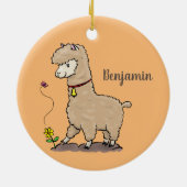 Cute happy alpaca met vlinder cartoon keramisch ornament (Achterkant)
