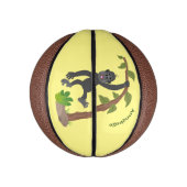 Cute happy baby gorilla cartoon illustratie basketbal (Verticaal)