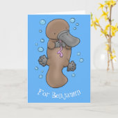 Cute happy baby platypus cartoon illustratie kaart (Gele Bloem)