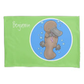 Cute happy baby platypus cartoon illustratie kussensloop (Voorkant)
