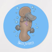 Cute happy baby platypus cartoon illustratie labels (Design 1)