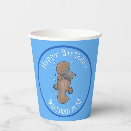 Cute happy baby platypus cartoon illustratie papieren bekers (Voorkant)