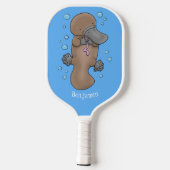 Cute happy baby platypus cartoon illustratie pickleball paddle (Achterkant)