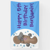 Cute happy baby platypus cartoon illustratie spandoek (Verticaal)