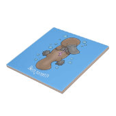 Cute happy baby platypus cartoon illustratie tegeltje (Zijkant)