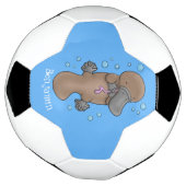 Cute happy baby platypus cartoon illustratie voetbal (Gedraaid)