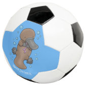 Cute happy baby platypus cartoon illustratie voetbal (Drie kwart)