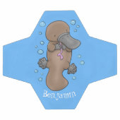 Cute happy baby platypus cartoon illustratie voetbal (Enkel)
