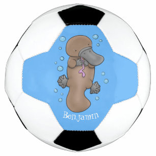 Cute happy baby platypus cartoon illustratie voetbal