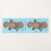Cute happy baby platypus cartoon illustratie yogamat (Achterkant (horizontaal))