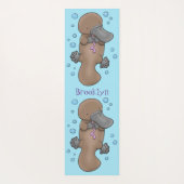 Cute happy baby platypus cartoon illustratie yogamat (Achterkant)