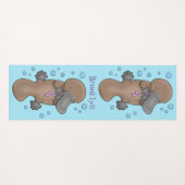 Cute happy baby platypus cartoon illustratie yogamat (Voorkant (horizontaal))