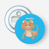 Cute happy bebaarzen dradenhagedis cartoon button flesopener (Voorkant)