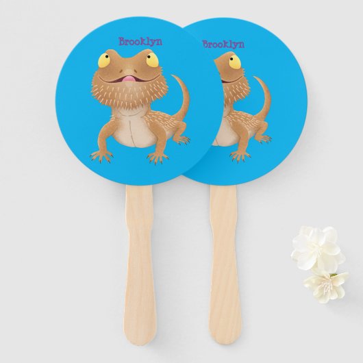 Cute happy bebaarzen dradenhagedis cartoon handwaaier (Voorkant en achterkant)