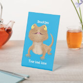 Cute happy bebaarzen dradenhagedis cartoon reclamebord met voetstuk (Insitu)