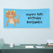 Cute happy bebaarzen dradenhagedis cartoon spandoek (Beurs)