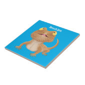 Cute happy bebaarzen dradenhagedis cartoon tegeltje (Zijkant)