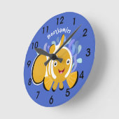 Cute happy clownfish anenome cartoon ronde klok (Hoek)