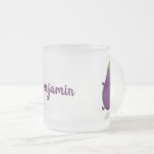 Cute happy eggplant cartoon matglas koffiemok (Voorkant rechts)