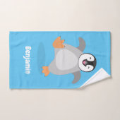 Cute happy emperor pinguin chick cartoon bad handdoek (Handdoek)