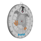 Cute happy emperor pinguin chick cartoon dartbord (Voorkant Links)