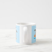 Cute happy emperor pinguin chick cartoon espresso kop (Achterkant)