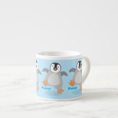Cute happy emperor pinguin chick cartoon espresso kop (Voorkant rechts)