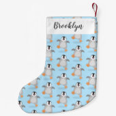 Cute happy emperor pinguin chick cartoon kleine kerstsok (Achterkant)