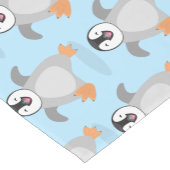 Cute happy emperor pinguin chick cartoon korte tafelloper (Hoek)