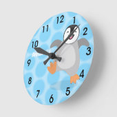 Cute happy emperor pinguin chick cartoon ronde klok (Hoek)