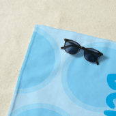 Cute happy emperor pinguin chick cartoon strandlaken (In situ)