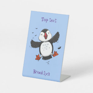 Cute happy fly puffin blue cartoon illustratie reclamebord met voetstuk