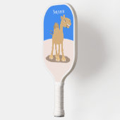 Cute happy glimlach camel cartoon illustratie pickleball paddle (Links)