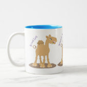 Cute happy glimlach camel cartoon illustratie tweekleurige koffiemok (Links)