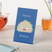 Cute happy glimlach taco cartoon illustratie reclamebord met voetstuk (Insitu)