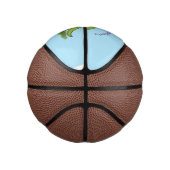 Cute happy green brontosaurus dinosaur cartoon basketbal (Rechts)
