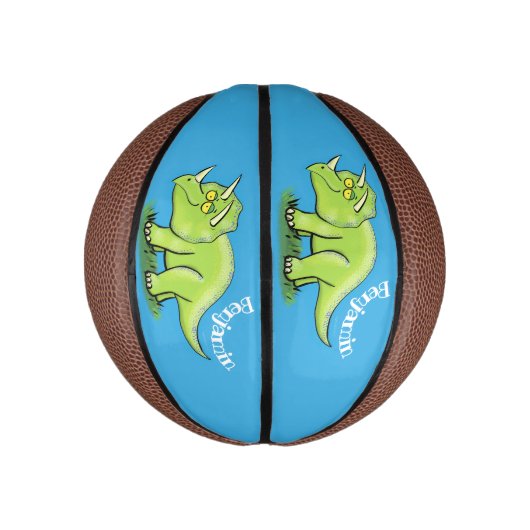 Cute happy green triceratops dinosaur cartoon basketbal (Verticaal)
