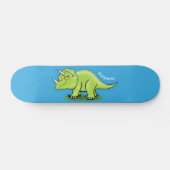 Cute happy green triceratops dinosaur cartoon persoonlijk skateboard (Horizontaal)
