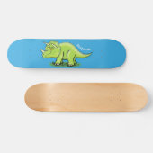 Cute happy green triceratops dinosaur cartoon persoonlijk skateboard (Horizontaal)