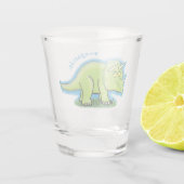 Cute happy green triceratops dinosaur cartoon shot glas (Achterkant)