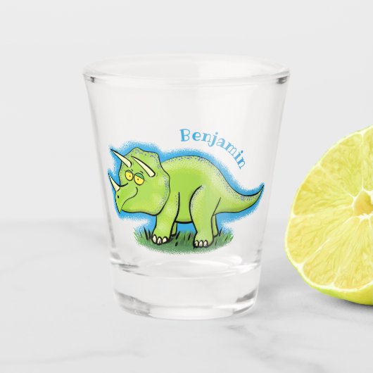 Cute happy green triceratops dinosaur cartoon shot glas (Voorkant)