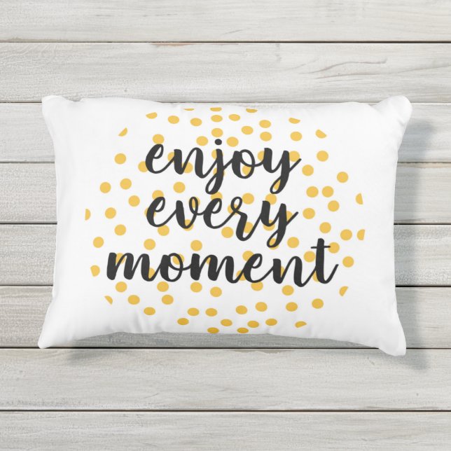 Cute, happy, inspirerend "Geniet van elk moment" Buitenkussen (Achterkant)