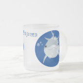 Cute happy kawaii dolphin cartoon matglas koffiemok (Voorkant rechts)