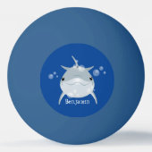 Cute happy kawaii dolphin cartoon pingpongbal (Achterkant)